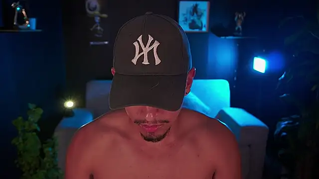 Snapshot of Aaronfox_x chatting on 11/16/25, 10:37 Aaronfox x online show from 11/16/25, 10:37