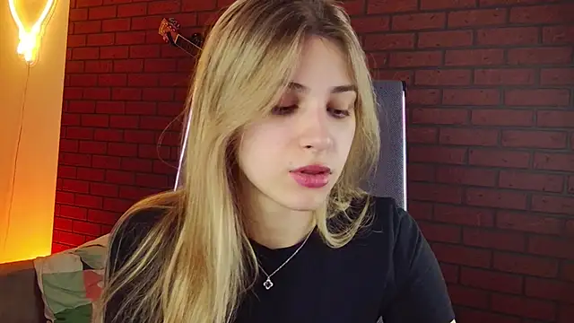 Snapshot of EllieCutes chatting on 11/28/25, 08:39 EllieCutes online show from 11/28/25, 08:39