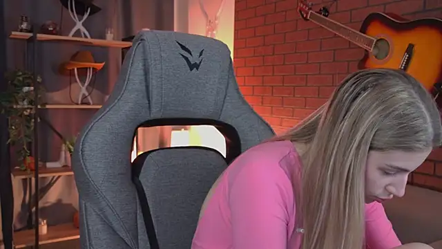 EllieCutes online show from 04/11/26, 10:08