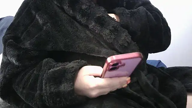 Snapshot of busty-bella1 chatting on 10/27/25, 10:19 busty-bella1 online show from 10/27/25, 10:19