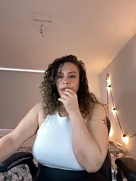 Snapshot of Elizabeth_Dupont chatting on 11/02/25, 05:15 Elizabeth Dupont online show from 11/02/25, 05:15