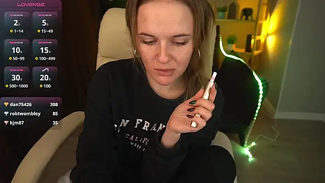 Snapshot of MaribelRiverr_ chatting on 12/21/24, 10:06 MaribelRiverr  online show from 12/21/24, 10:06
