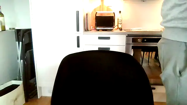 Snapshot of aleksergira chatting on 12/11/24, 10:47 aleksergira online show from 12/11/24, 10:47