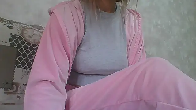 Snapshot of Emma_99 chatting on 10/10/25, 08:57 Emma 99 online show from 10/10/25, 08:57