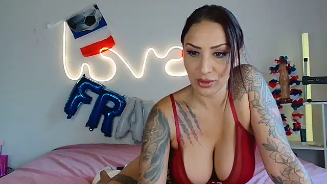 Snapshot of JuliaVegaOff chatting on 06/29/26, 11:21 JuliaVegaOff online show from 06/29/26, 11:21