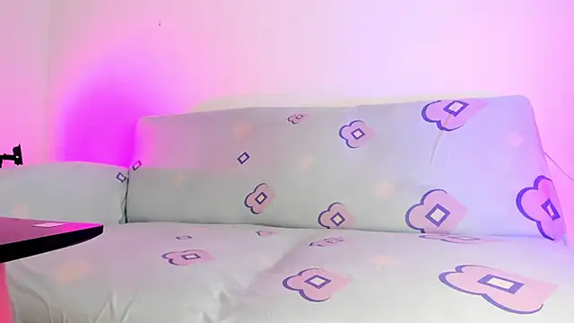 Snapshot of LoveBirds__1 chatting on 03/20/25, 07:57 LoveBirds 1 online show from 03/20/25, 07:57