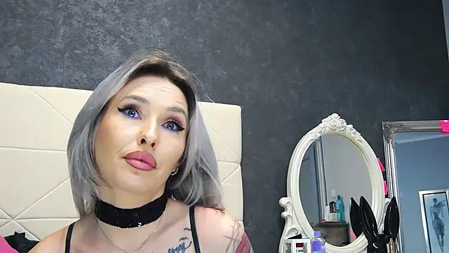 Snapshot of IssaSmith chatting on 02/19/25, 12:44 IssaSmith online show from 02/19/25, 12:44