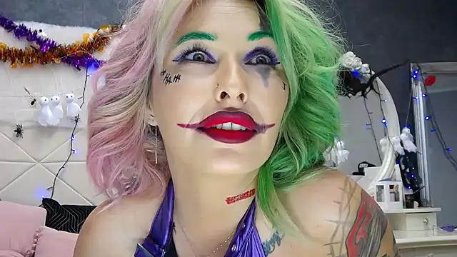 Snapshot of IssaSmith chatting on 10/31/25, 08:04 IssaSmith online show from 10/31/25, 08:04