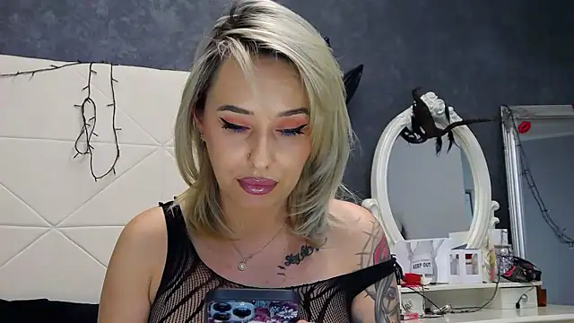 Snapshot of IssaSmith chatting on 11/28/25, 09:12 IssaSmith online show from 11/28/25, 09:12