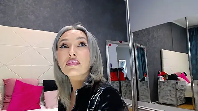 IssaSmith online show from 03/28/26, 12:49