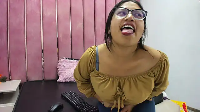 Miaa Smiith  online show from 11/28/25, 03:53