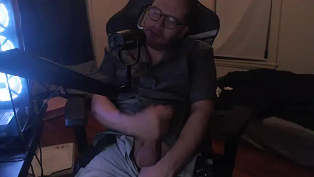 Snapshot of chicostick413 chatting on 09/19/25, 04:58 chicostick413 online show from 09/19/25, 04:58