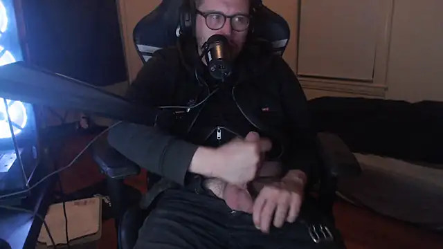 Snapshot of chicostick413 chatting on 09/23/25, 04:15 chicostick413 online show from 09/23/25, 04:15