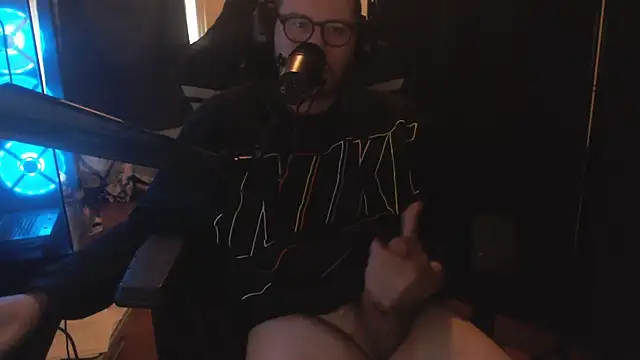 Snapshot of chicostick413 chatting on 11/06/25, 03:24 chicostick413 online show from 11/06/25, 03:24