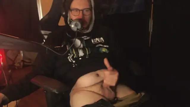 Snapshot of chicostick413 chatting on 12/04/25, 05:43 chicostick413 online show from 12/04/25, 05:43