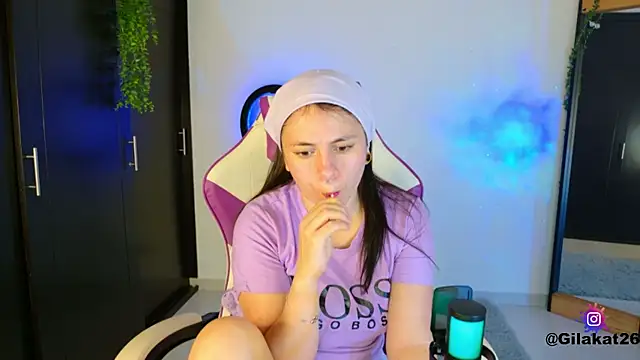 Snapshot of GilaKat chatting on 11/15/25, 05:27 GilaKat online show from 11/15/25, 05:27