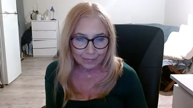 Snapshot of sofia_xkiss chatting on 02/25/25, 05:58 sofia xkiss online show from 02/25/25, 05:58