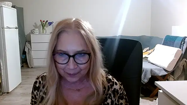 Snapshot of sofia_xkiss chatting on 03/08/25, 05:43 sofia xkiss online show from 03/08/25, 05:43