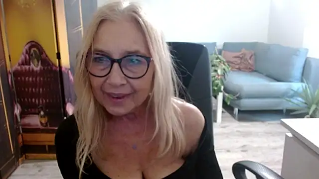 Snapshot of sofia_xkiss chatting on 10/29/25, 02:52 sofia xkiss online show from 10/29/25, 02:52