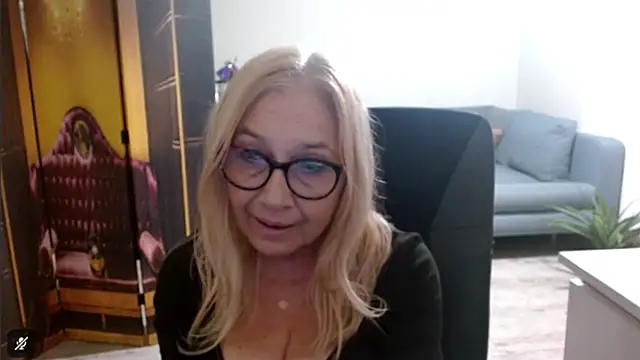 Snapshot of sofia_xkiss chatting on 11/19/25, 03:12 sofia xkiss online show from 11/19/25, 03:12