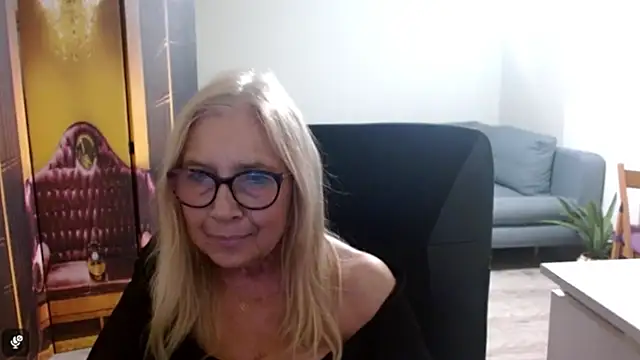 Snapshot of sofia_xkiss chatting on 11/25/25, 03:12 sofia xkiss online show from 11/25/25, 03:12