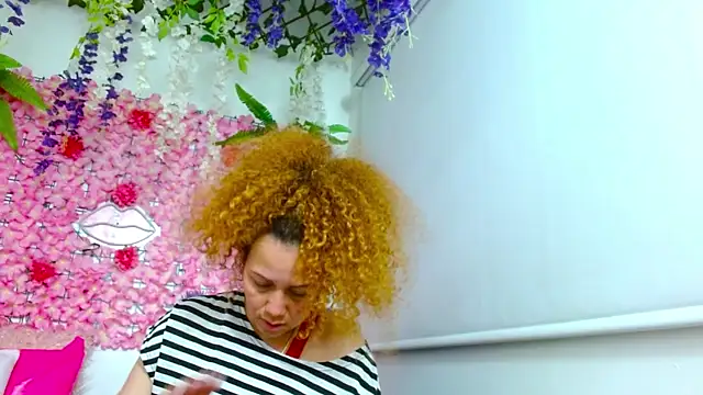 Snapshot of BLONDE_SEXYHOT chatting on 10/09/25, 10:52 BLONDE SEXYHOT online show from 10/09/25, 10:52