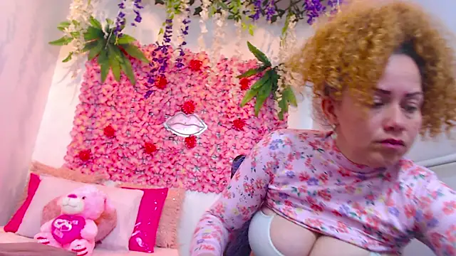 Snapshot of BLONDE_SEXYHOT chatting on 10/17/25, 05:26 BLONDE SEXYHOT online show from 10/17/25, 05:26