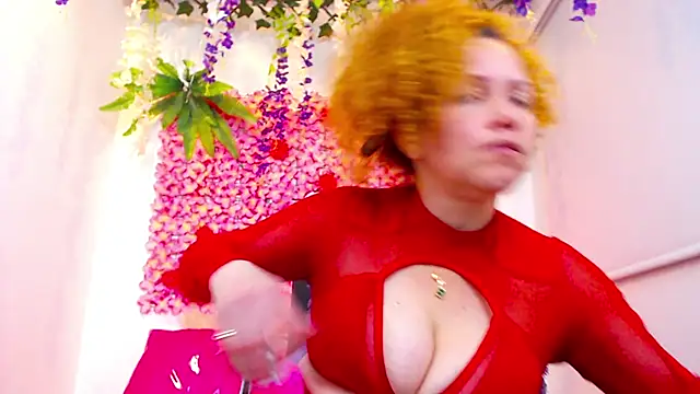 Snapshot of BLONDE_SEXYHOT chatting on 11/15/25, 01:03 BLONDE SEXYHOT online show from 11/15/25, 01:03