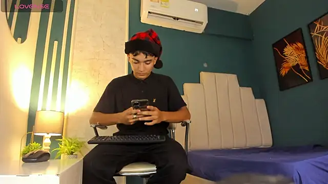 Snapshot of Austin_Cardieff chatting on 12/30/24, 08:04 Austin Cardieff online show from 12/30/24, 08:04