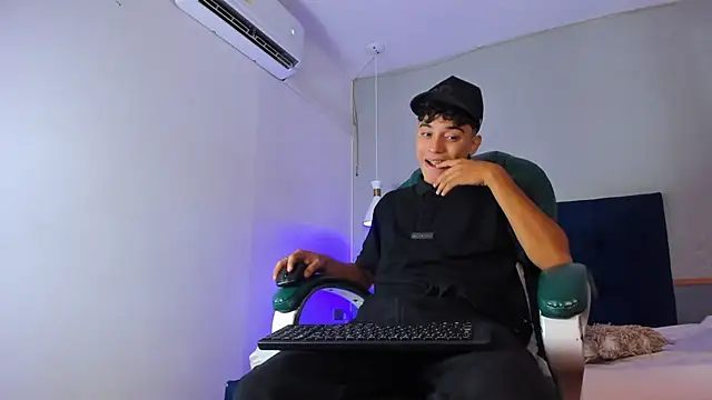 Snapshot of Austin_Cardieff chatting on 01/22/25, 02:59 Austin Cardieff online show from 01/22/25, 02:59