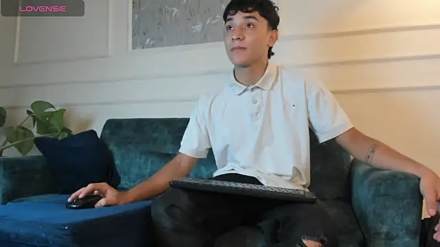 Snapshot of Austin_Cardieff chatting on 03/19/25, 03:20 Austin Cardieff online show from 03/19/25, 03:20