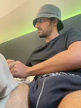 Snapshot of hard_macoor12 chatting on 12/13/24, 01:44 hard macoor12 online show from 12/13/24, 01:44