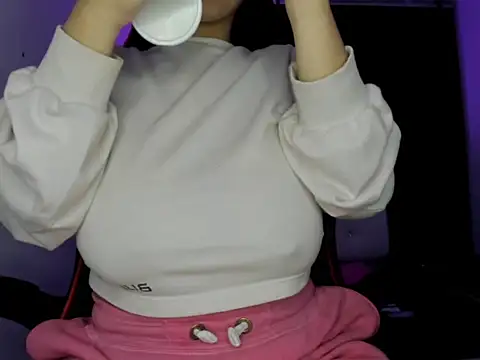 Snapshot of silviamilk chatting on 11/25/25, 04:01 silviamilk online show from 11/25/25, 04:01