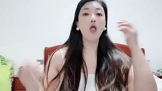 Snapshot of Lulu-y chatting on 01/07/25, 04:18 Lulu-y online show from 01/07/25, 04:18