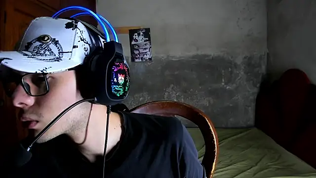 Snapshot of bruce_kane21 chatting on 11/05/25, 07:47 bruce kane21 online show from 11/05/25, 07:47