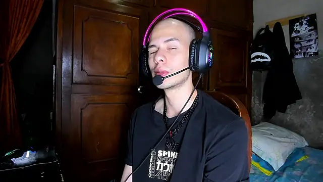 Snapshot of bruce_kane21 chatting on 11/19/25, 08:42 bruce kane21 online show from 11/19/25, 08:42