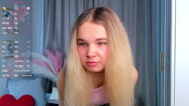 Snapshot of OdetteHarwick chatting on 10/22/25, 08:03 OdetteHarwick online show from 10/22/25, 08:03