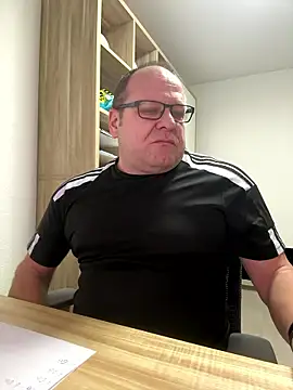 Snapshot of coupleLatinaLovers chatting on 01/06/26, 06:28 coupleLatinaLovers online show from 01/06/26, 06:28