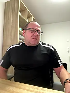 Snapshot of coupleLatinaLovers chatting on 01/13/26, 06:40 coupleLatinaLovers online show from 01/13/26, 06:40