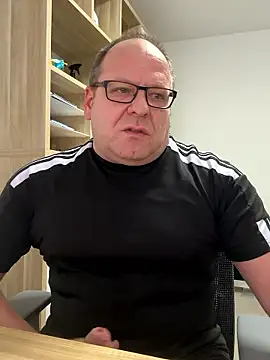 Snapshot of coupleLatinaLovers chatting on 01/14/26, 08:31 coupleLatinaLovers online show from 01/14/26, 08:31