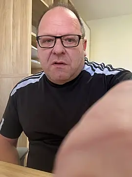 Snapshot of coupleLatinaLovers chatting on 02/13/26, 09:38 coupleLatinaLovers online show from 02/13/26, 09:38