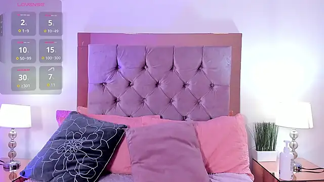 Snapshot of melanie_hills chatting on 11/12/25, 11:43 melanie hills online show from 11/12/25, 11:43