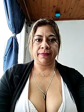 Snapshot of Laura-Hernandez chatting on 10/17/25, 03:03 Laura-Hernandez online show from 10/17/25, 03:03
