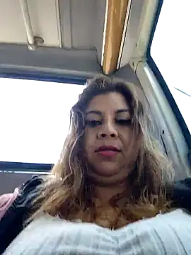 Snapshot of Laura-Hernandez chatting on 06/23/26, 04:05 Laura-Hernandez online show from 06/23/26, 04:05