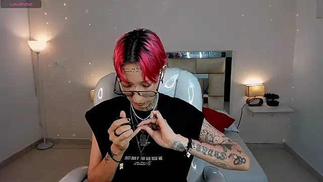 Snapshot of ravengreen_ chatting on 01/28/25, 07:42 ravengreen online show from 01/28/25, 07:42