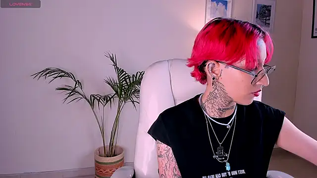 Snapshot of ravengreen_ chatting on 02/06/25, 05:25 ravengreen online show from 02/06/25, 05:25