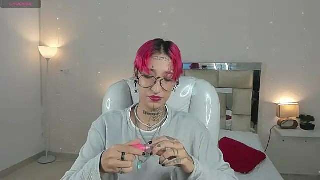 Snapshot of ravengreen_ chatting on 02/09/25, 12:49 ravengreen online show from 02/09/25, 12:49