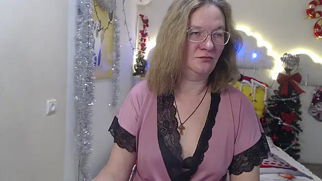 Snapshot of HolyMilfa chatting on 12/13/24, 10:30 HolyMilfa online show from 12/13/24, 10:30