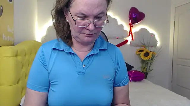 Snapshot of HolyMilfa chatting on 03/07/25, 10:45 HolyMilfa online show from 03/07/25, 10:45