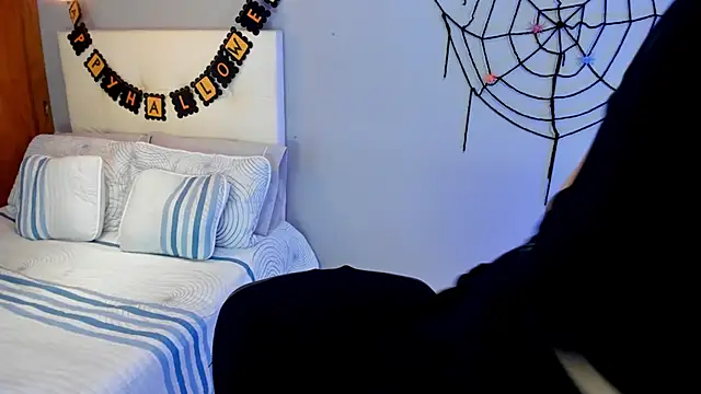 Snapshot of Maia_W10 chatting on 10/27/25, 12:20 Maia W10 online show from 10/27/25, 12:20